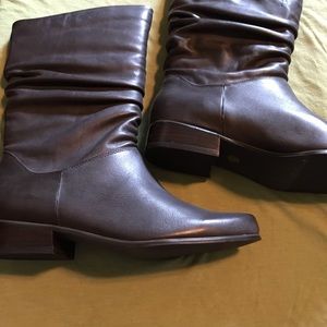 Beautiful leather boots. Brown. Size 8W.